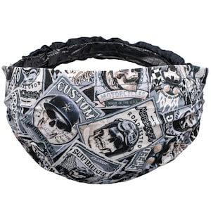 Può includere: Una maschera facciale in bianco e nero con un motivo ripetuto di illustrazioni a tema motociclistico. Le illustrazioni includono teschi, motociclette e le parole "Motorcycles", "Custom", "Road Tested" e "Superior".