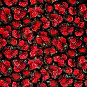 Op de afbeelding: Een stofpatroon met trossen levendige rode rozen met groene bladeren op een zwarte achtergrond. Het ontwerp bevat ingewikkelde metalen tandwiel- en uurwerkmotieven die tussen de bloemenelementen zijn verweven.