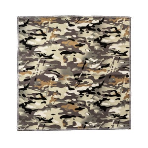 Puede incluir: Un pañuelo cuadrado con un patrón de camuflaje en tonos de marrón, beige, negro y blanco.