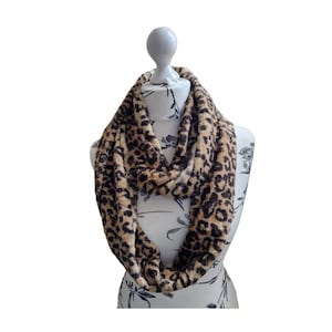 Leopard Twisted Infinity Scarf Halsvärmare Fuskpäls mjuk, varm och fluffig. Perfekt julklapp, ett måste för vintern!
