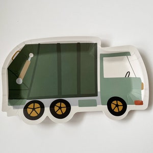 Op de afbeelding: Papieren bord in de vorm van een groene en lichtgroene vuilniswagen, met zwarte wielen en gele accenten. Het bord, ideaal voor een kinderfeestje, staat tegen een witte achtergrond.