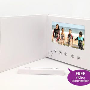 Personalisiertes Hardcover-Videobuch - 7 ""HD-Bildschirm - Individuell bedruckt - Teilen Sie Ihre Erinnerungen mit Familie und Freunden - 4 GB - Laden Sie Ihre eigenen Videos hoch."