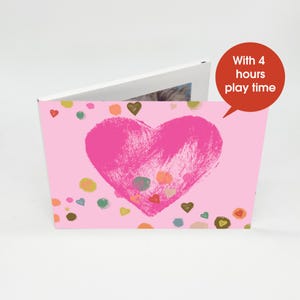 Uniek gepersonaliseerd cadeau - 7" videoboek - omslag roze hart - 4 GB geheugenopslag - deel vakantieberichten!