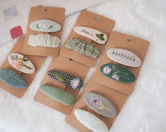 Handgemaakte geborduurde haarspeldjes (set van 2) - groene en neutrale bloemenstof drukknopen voor meisjes en vrouwen | Op vintage geïnspireerde haaraccessoires