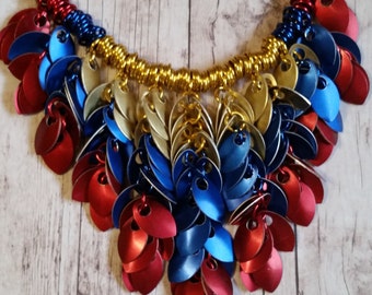 Collar de malla a escala inspirado en la Mujer Maravilla