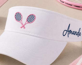 Visera de tenis bordada: Diseño de raqueta con texto personalizado, nombre del jugador del equipo personalizado, blanco, rosa, azul +