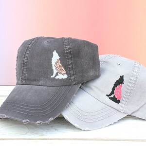 Women&#39;s Embroidered Wolf Baseball Cap: Howling Wolf Design Distressed Cotton Hat