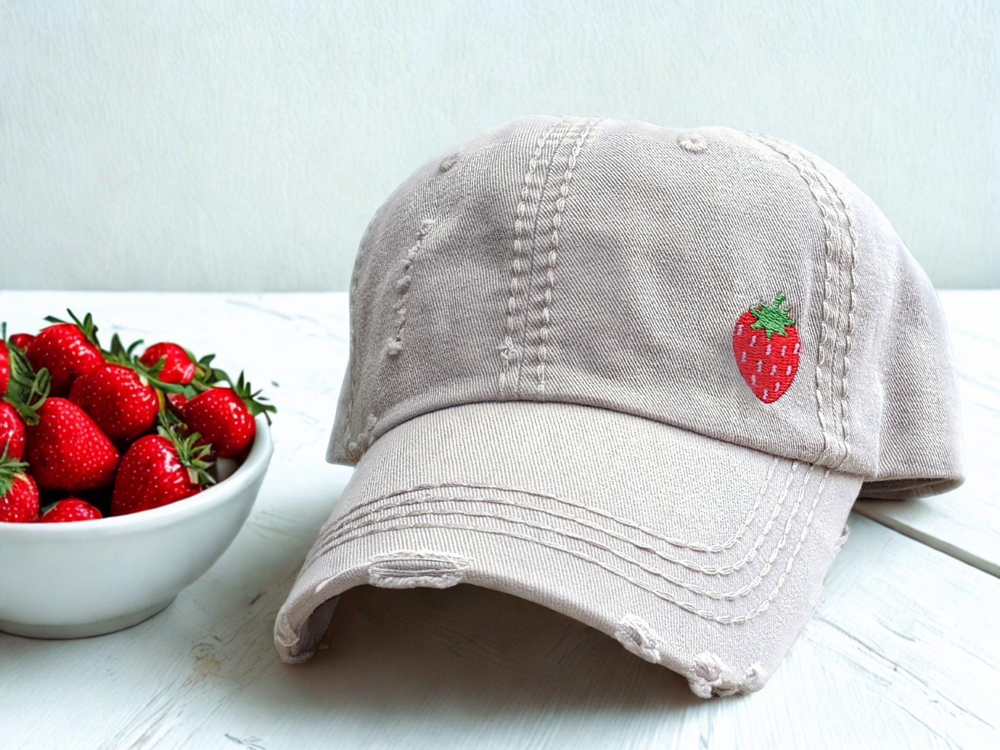 NWT Authentic GUCCI Strawberry Prints Monogram Cap Natural Strawberry Print S Gucci - GG Supreme Strawberry Print Baseball Hat | www  main image 3