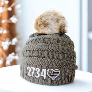 Thin Blue Line Beanie, Flag Heart Optional Badge Number, LEO Wife Mom, Winter Hat imagem 3