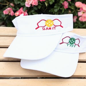 Visera para raqueta de pickleball: texto de monograma con nombre opcional, gorra personalizada del equipo bordada, blanca + regalo imagen 4