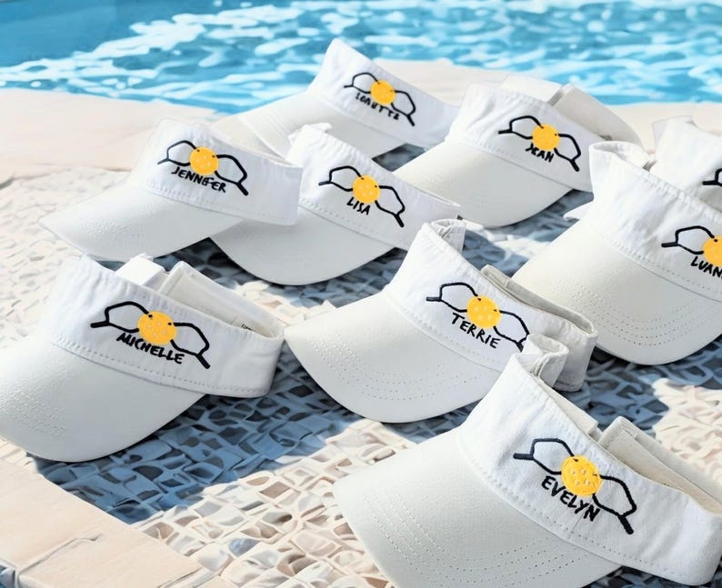 Visera para raqueta de pickleball: texto de monograma con nombre opcional, gorra personalizada del equipo bordada, blanca + regalo imagen 1
