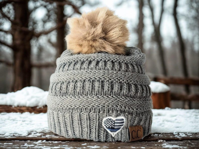 Thin Blue Line Beanie, Flag Heart Optional Badge Number, LEO Wife Mom, Winter Hat imagem 2