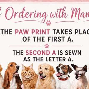 Pu&ograve; includere: Un cartello bianco con testo rosa e impronte di zampe, che mostra sette animali domestici in basso. Il testo recita: If Ordering with Mama, THE PAW PRINT TAKES PLACE OF THE FIRST A. THE SECOND A IS SEWN AS THE LETTER A. Gli animali includono cani e gatti.