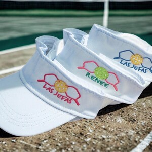 Visera para raqueta de pickleball: texto de monograma con nombre opcional, gorra personalizada del equipo bordada, blanca + regalo imagen 3
