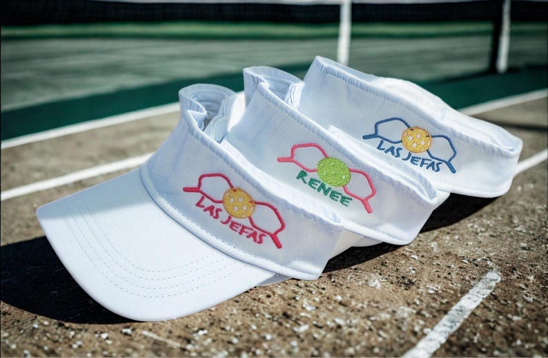 Visera para raqueta de pickleball: texto de monograma con nombre opcional, gorra personalizada del equipo bordada, blanca + regalo imagen 3