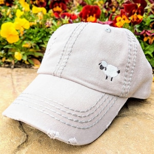 Gorra de béisbol para mujer con estampado de ovejas, ideal para granjeras y dueñas de granjas, con un pequeño detalle cosido en la esquina. Regalo perfecto.