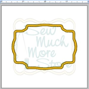 Op de afbeelding: Een gouden, decoratief kader met een gegolfde rand. Het kader is leeg en klaar voor tekst of afbeeldingen.