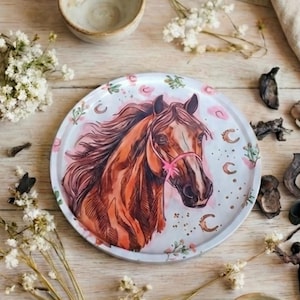 Handgemaakt keramisch sieradenbakje in de vorm van een paard, een uniek decoratief bakje met paardenthema.