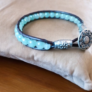 Handmade bracelet in green aventurine, natural beads mounted on genuine leather, handmade jewelry, unique model, original gift for women