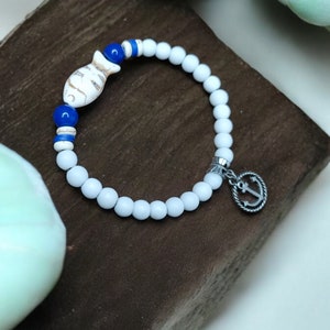 Herrenarmband mit Natursteinperlen, mattweißem Onyx und Howlithfisch, Boho-Stil, handgefertigt, handwerklich gefertigt, Seeanker-Charme