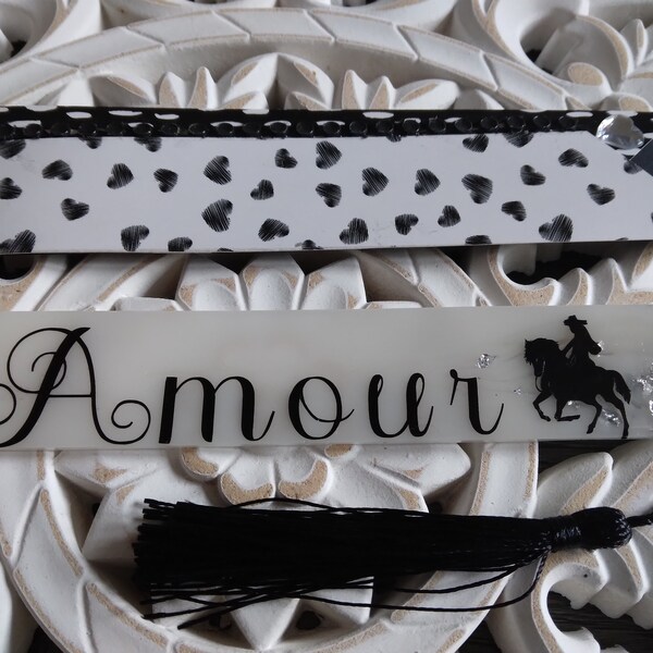 Marque page, cheval, amour, citation, blanc, noir, pompon, cadeau, livre, résine fait avec amour