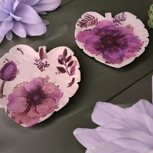 Handmade ceramic tray with flower decoration - Elegant and artisanal storage for keys, jewelry, boho home and original gift