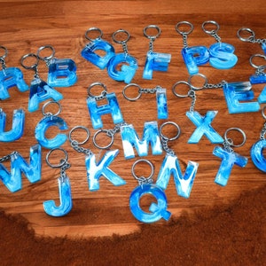Llavero mixto - Letra, inicial personalizada - Azul degradado - Artesanal - Regalo mixto, amigos - Regalo unisex único