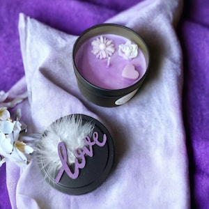 Paarse snoepgeurkaars - 100% natuurlijke plantaardige sojawas, liefdes- en veerdecoratie, handgemaakt cadeau-idee