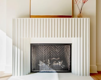 Marco de chimenea de piedra acanalada