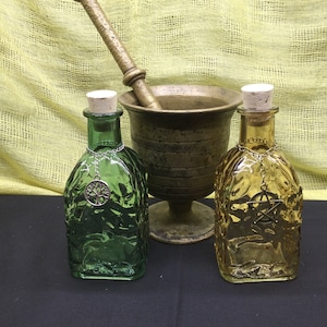 Drankflessen van gehamerd glas, spreukenflessen, apothekersflessen, kruidenpotjes, levensboom, pentagram, aardefles, badzout, decoratief