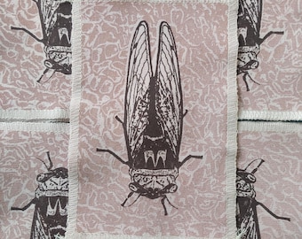 Toppa serigrafica con cicala fatta a mano: applicazione su maglietta riciclata
