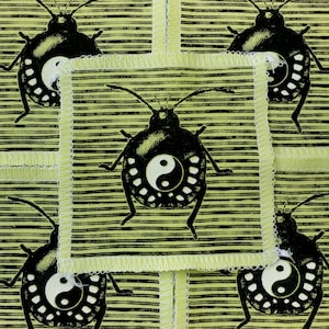 Handgjord insektslapp: Yin Yang screentryck, återvunnen t-shirt