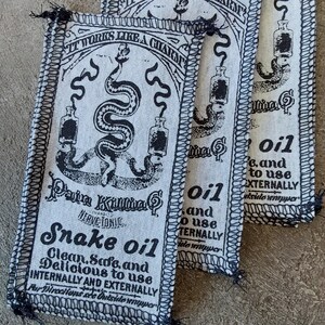 Vintage Snake Oil Patch: Zeefdruk opnaaiapplicatie voor kleding, tassen, rugzakken en jassen. afbeelding 2