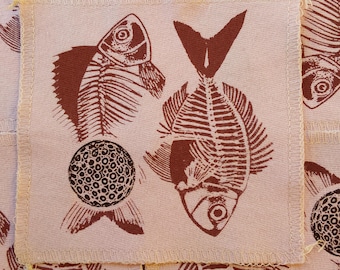 Toppa serigrafata con scheletro di pesce: progetto fai-da-te con maglietta riciclata