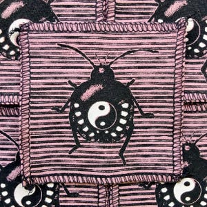 陰陽虫パッチ：スクリーンプリントの縫い付けパッチ、リサイクルTシャツ