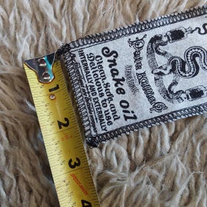 Vintage Snake Oil Patch: Zeefdruk opnaaiapplicatie voor kleding, tassen, rugzakken en jassen. afbeelding 6
