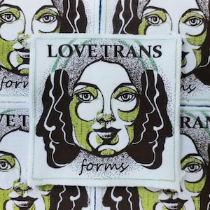 Pode incluir: Remendo quadrado com um desenho de rosto estilizado em marrom e verde sobre um fundo branco. O texto "LOVETRANS forms" é impresso no remendo. A imagem mostra vários remendos.