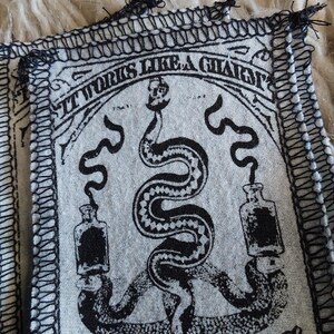 Vintage Snake Oil Patch: Zeefdruk opnaaiapplicatie voor kleding, tassen, rugzakken en jassen. afbeelding 4
