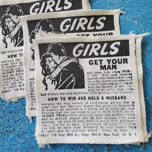 Può includere: Tre toppe in tessuto vintage con testo e illustrazioni neri. Le toppe recitano "GIRLS" e presentano immagini di una coppia che si abbraccia. Il testo sulle toppe include frasi come "Get Your Man" e "How to Win and Hold a Husband."