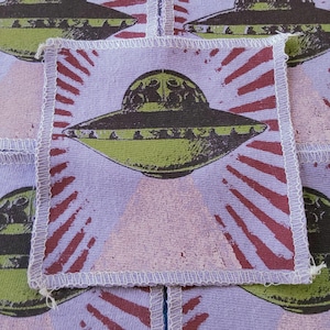 Patch de OVNI Alienígena Feito à Mão: Tecido Reciclado Serigrafado