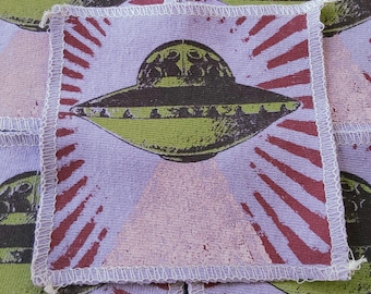 Handgemaakte Alien UFO-patch: gezeefdrukte upcycled stof