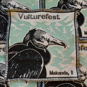 Ręcznie robiona naszywka Sęp: materiał z recyklingu na koszulkę, nadruk sitodrukowy