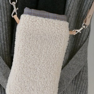Custodia per cellulare &#39;Lola&#39; in tessuto con tracolla in pelle