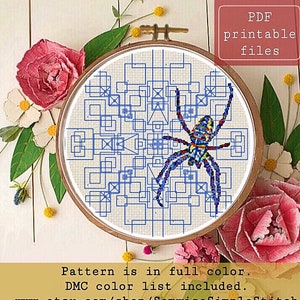 Può includere: Uno schema di punto croce con un ragno colorato in un design geometrico. Lo schema è a colori e include un elenco di colori DMC. Sono inclusi file PDF stampabili.