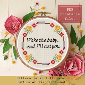 Può includere: Un telaio da ricamo a punto croce con la scritta "Wake the baby... and I'll cut you." Il disegno comprende motivi floreali e geometrici in rosso, giallo e grigio. Le parole "PDF printable files" sono in una scatola rosa. L'URL del negozio Etsy è visibile.