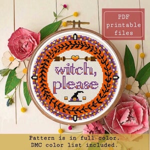 Può includere: Uno schema di ricamo a punto croce con un cappello da strega e il testo "witch, please" in una ghirlanda di foglie arancioni e viola. Lo schema è a colori e include un elenco di colori DMC. Lo schema è disponibile come file PDF stampabile.