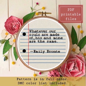 Può includere: Uno schema di ricamo a punto croce con una citazione di Emily Brontë: "Qualunque sia la materia di cui sono fatte le nostre anime, la sua e la mia sono le stesse." Lo schema è a colori e include un elenco di colori DMC. Lo schema è disponibile per il download come file PDF.