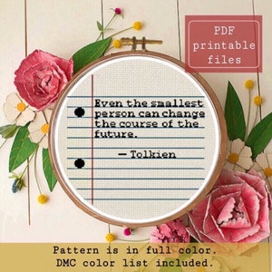 Peut inclure: Un modèle de point de croix avec la citation « Même la plus petite personne peut changer le cours de l'avenir. » attribuée à Tolkien. Le motif est sur un fond blanc avec des lignes bleues et des points noirs. Le motif est en couleur et comprend une liste de couleurs DMC.