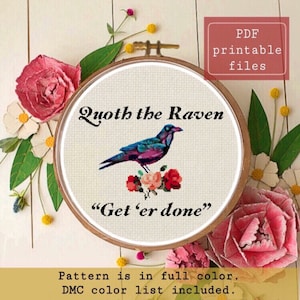 Può includere: Uno schema di punto croce con un corvo blu con il testo "Quoth the Raven" e "Get 'er done". Lo schema è in un cerchio e circondato da fiori.
