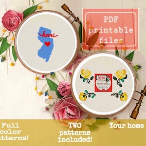 Può includere: Due modelli a punto croce in telai da ricamo. Uno presenta un contorno blu del New Jersey con un cuore rosso e la parola "home". L'altro mostra un disegno Taylor Pork Roll. Testo: File PDF stampabili, modelli a colori, due modelli inclusi, il tuo stato di origine.